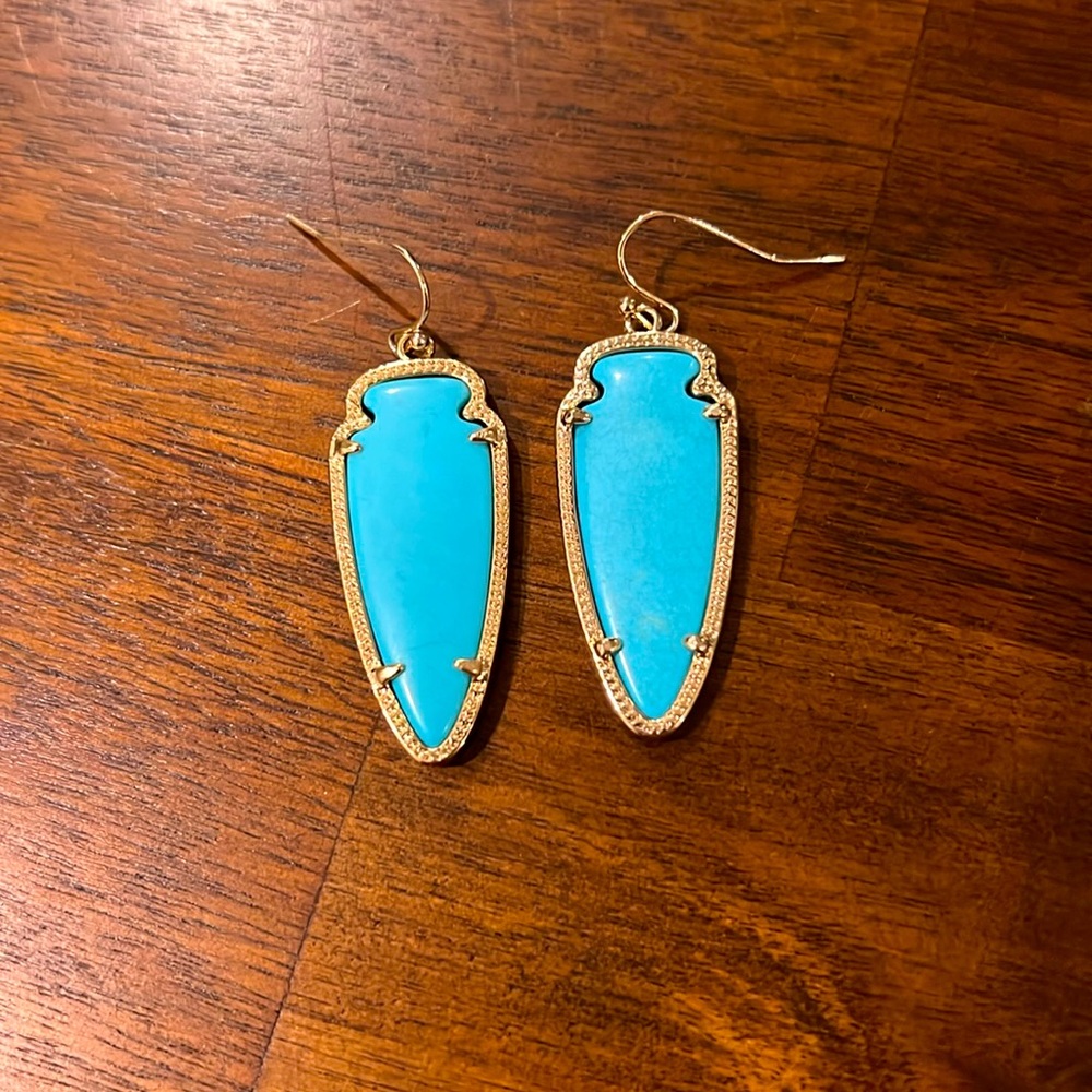 KENDRA SCOTT Sky Skylar Arrowhead Earrings Turquoise Gold Pierced with bag.